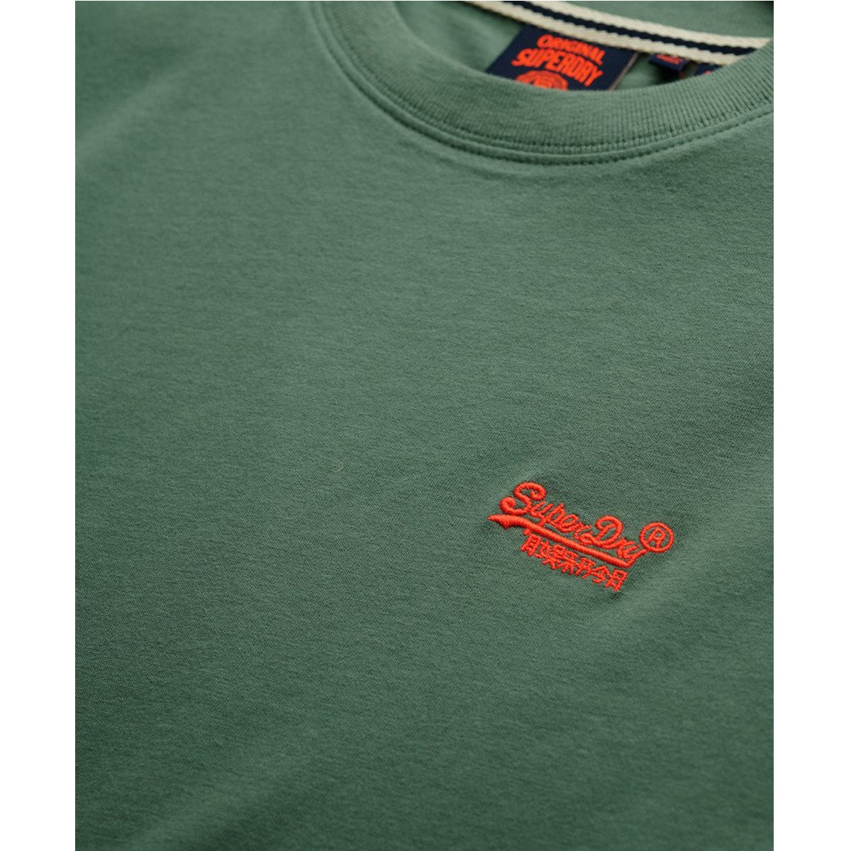 ESSENTIAL LOGO EMB T-SHIRT LAUREL KHAKI J7D